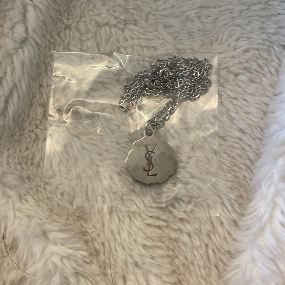 100% Authentic Yves Saint Laurent Small Chain Link Rose Necklace - Picture 2 of 3
